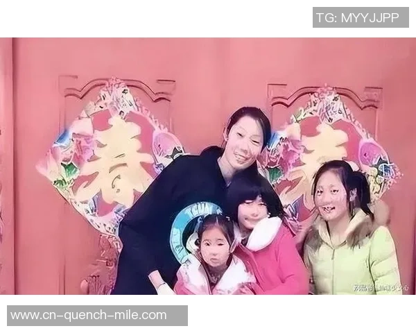 朱婷又一冠军队友当妈了,首晒一家三口全家福,亲吻儿子喜逐颜开 朱婷又一冠军队友当妈了,首晒一家三口全家福,亲吻儿子喜逐颜开